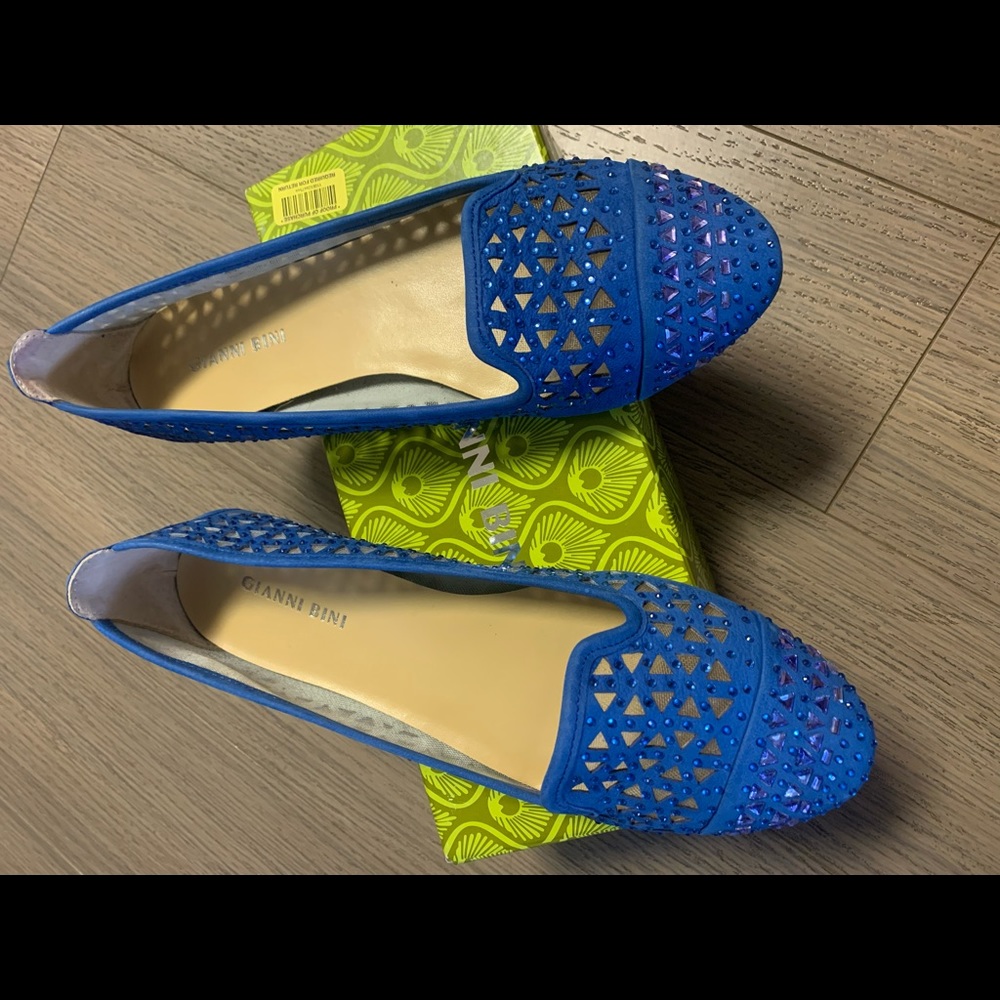 **NEVER WORN** Gianni Bini flats